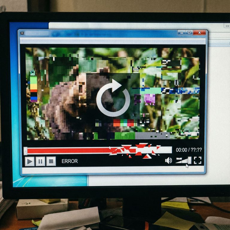 동영상 플레이어 창에 버퍼링 아이콘이 회전하고 깨진 진행 표시줄이 있는 정지된 화면이 보입니다.